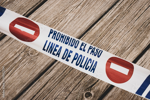 CINTA DE PROTECCION CON PROHIBICION DE PASAR EN PARQUE DE MADRID. PREVENCION DE VIRUS COVID 19.