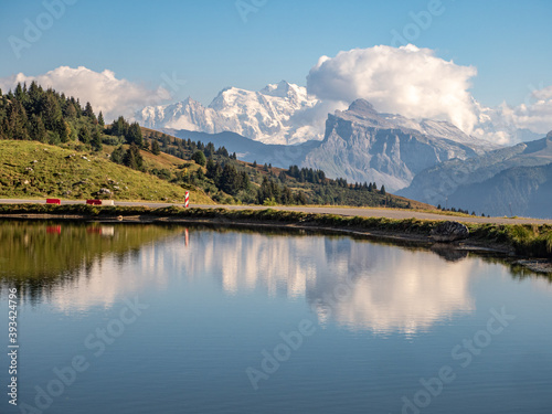 Reflets du Mont-Blanc dans le lac de Joux-Plane, Haute-Savoie, France