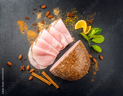 Fotografia Modern style traditional German boiled Christmas ham with exotically spices and