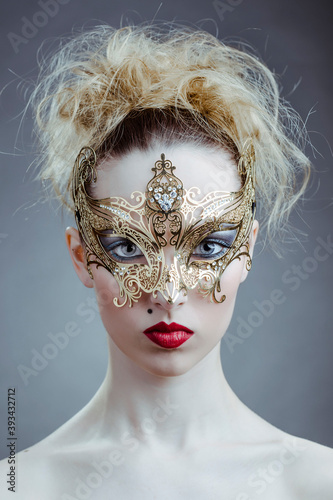 Frau mit venezianischer Maske