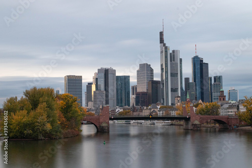 Die Wahrzeichen von Frankfurt am Main  hier mit traumhaftem Blick von der Ignatz-Bubis-Br  cke auf die Alte Br  cke und der Skyline von Frankfurt.