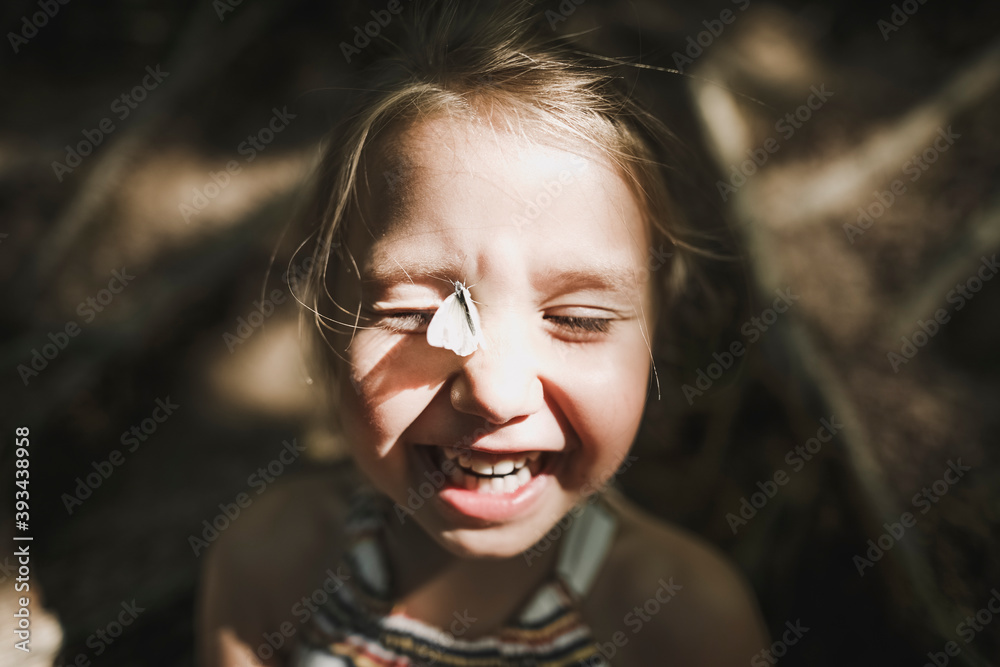 © Katharina Mikhrin/Westend61 - Portrait of laughing little girl with butterfly on her face © Katharina Mikhrin/Westend61 - Portrait of laughing little girl with butterfly on her face