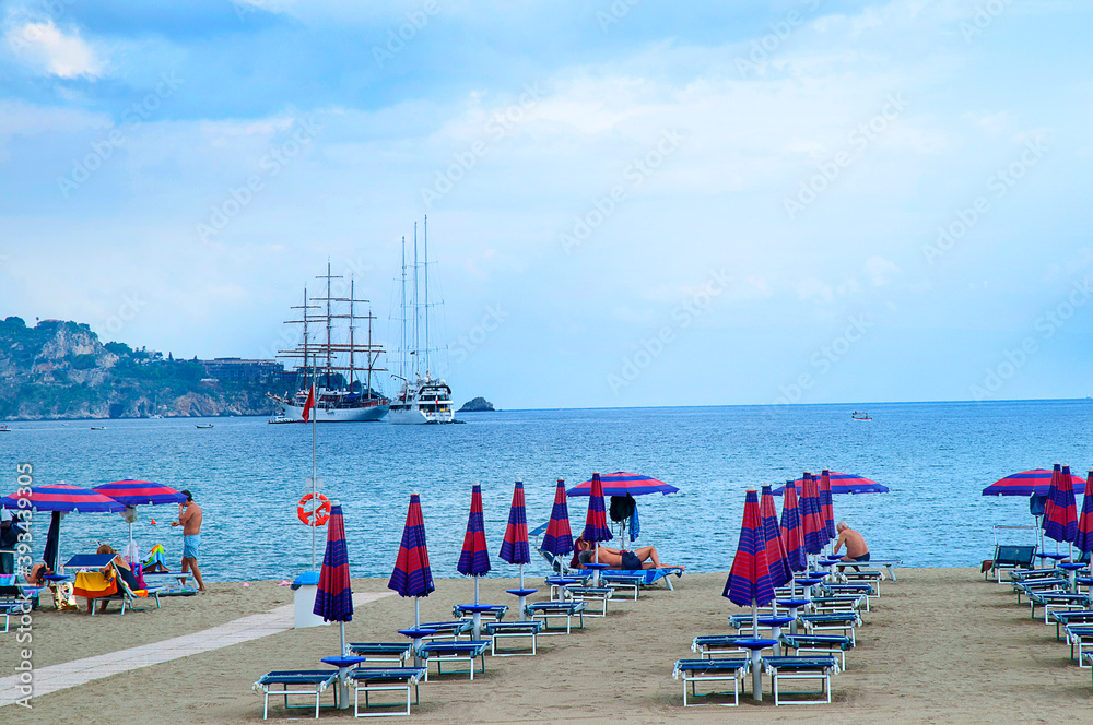 Φωτογραφία Taormina Mare is the coastal resort of Taormina high on its hilltop