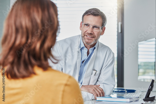 Physician patient talk photo