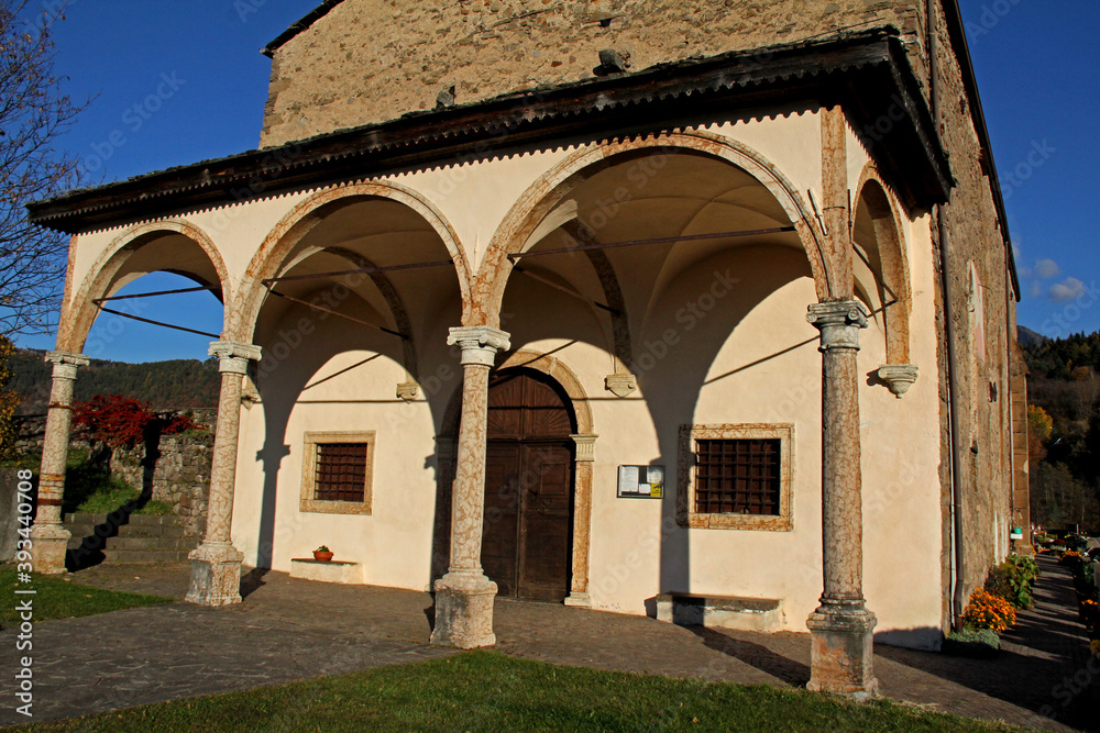il protiro dell'antica chiesa di San Mauro presso Baselga di Pinè