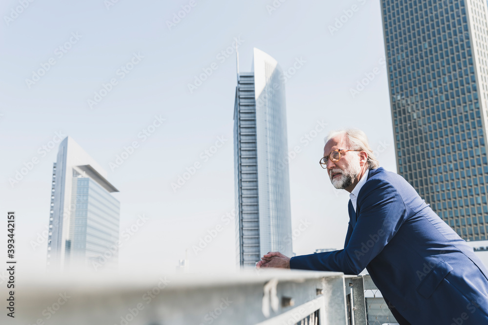 © UWE_UMSTAETTER/Westend61 - Serious mature businessman in the city looking around © UWE_UMSTAETTER/Westend61 - Serious mature businessman in the city looking around