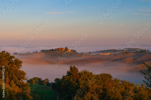 Fototapeta Naklejka Na Ścianę i Meble -  Tuscan landscape on a foggy morning, Italy