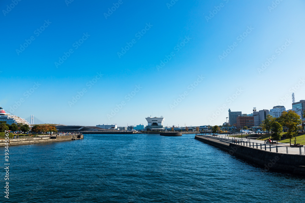 (神奈川県ｰ湾岸風景)青空と横浜大桟橋側風景３
