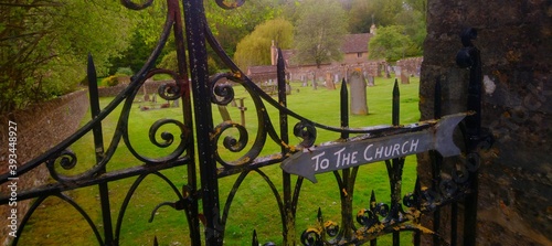 Brama na cmentarz ze znakiem do kościoła