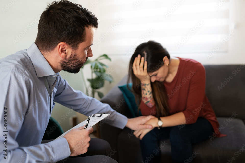 Obraz premium Male psychologist helping a depressed woman