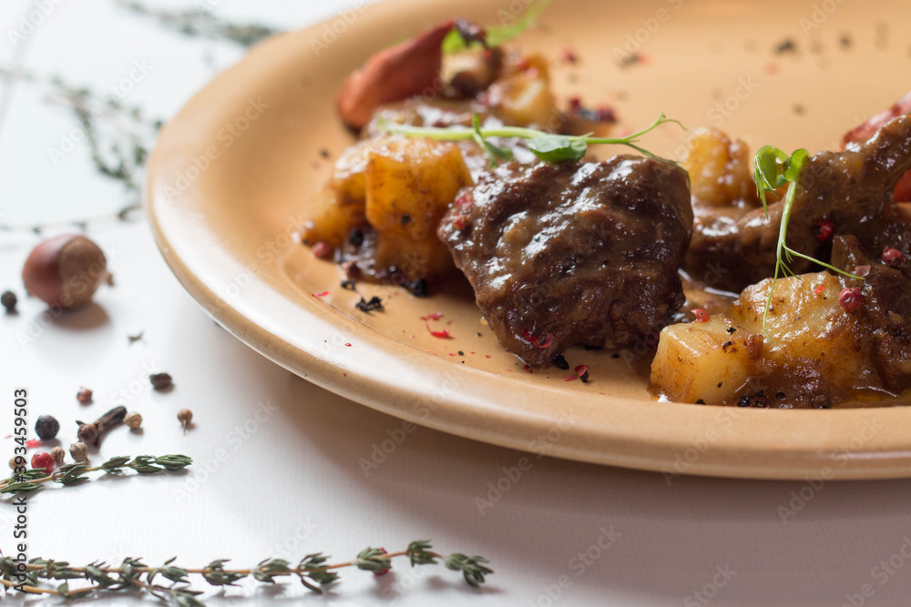 Baked beef cheeks with potatoes
