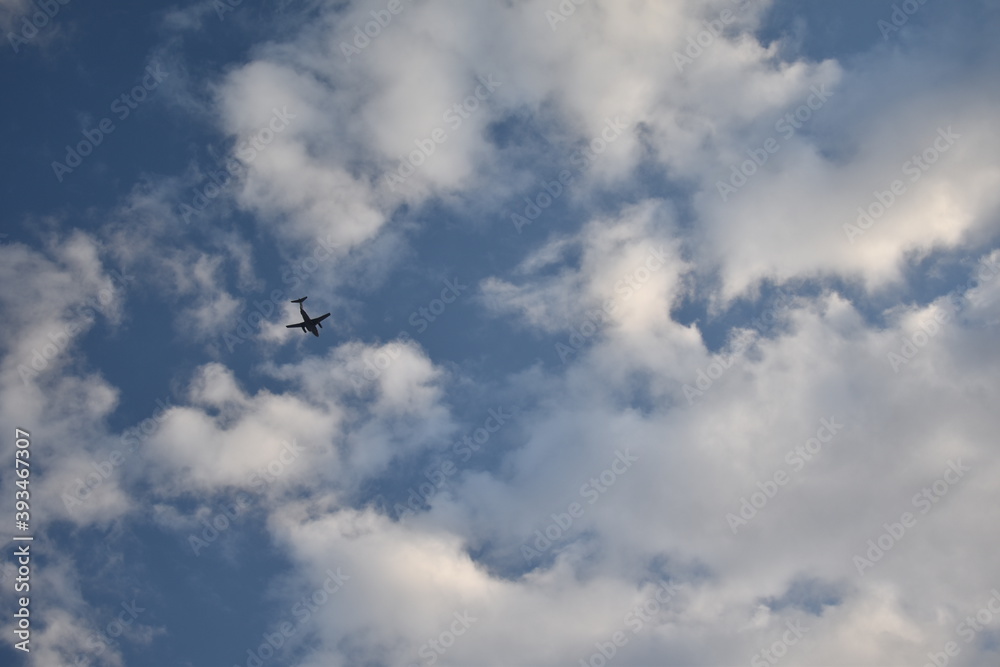 空を飛ぶ飛行機と雲