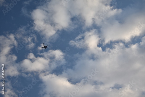 空を飛ぶ飛行機と雲