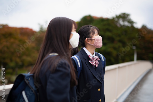 マスクをつけた女子学生2人