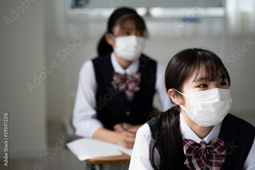 マスクをつけて授業をうける女子学生