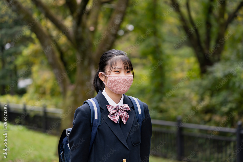 マスクをつけた女子学生 マスクをつけた女子学生