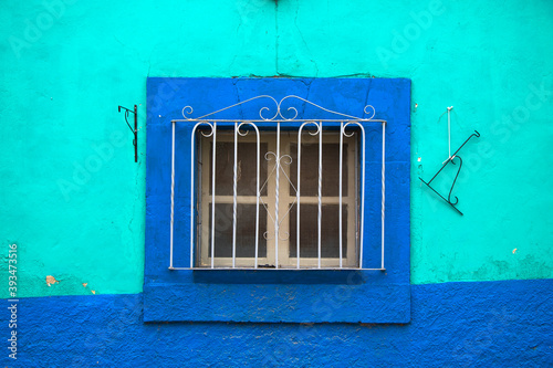 Tableau sur toile Ventanas tradicionales de los pueblos  mexicanos del centro del País, en colores azules intensos o chillantes, con barrotes simples de hierro y marcos de ventanas en madera