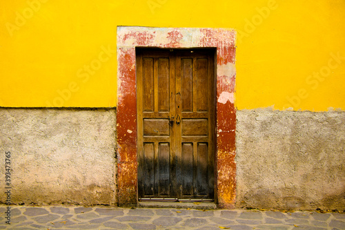 Fachada deslavada de una casa de la época minera en el pueblo de Armadillo de los Infantes San Luis Potosí México, aún conserva la puerta original de madera, pueblos mágicos. © Pablo