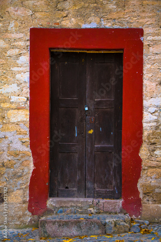 Fragmento de fachada de una puerta antigua, perteneciente una casa de la época minera en el pueblo de Armadillo de los Infantes San Luis Potosí México, Fachadas bien conservadas en el pueblo mágico.