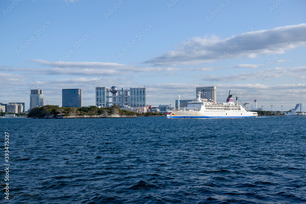 東京湾とお台場と客船都市風景