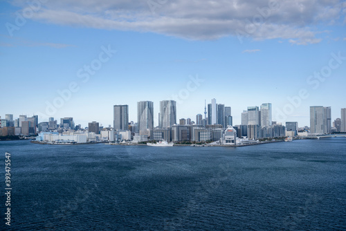 東京湾から臨むベイエリア都市風景