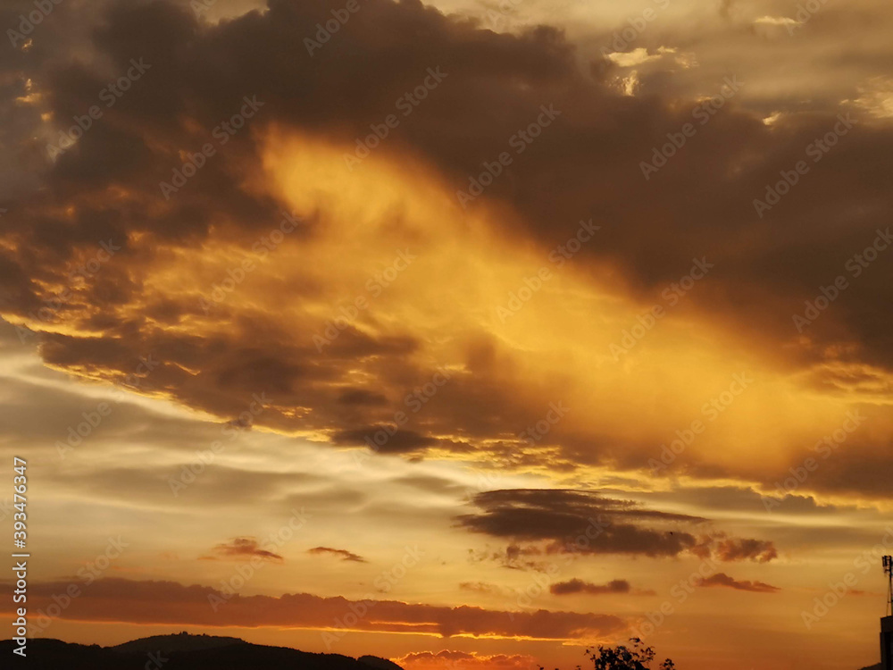 Obraz premium Golden cloudy sky
