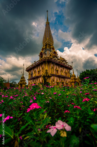 The background of religious attractions in Phuket (Chalong Temple) has beautiful churches, always frequented by foreign tourists and Thai people to make merit