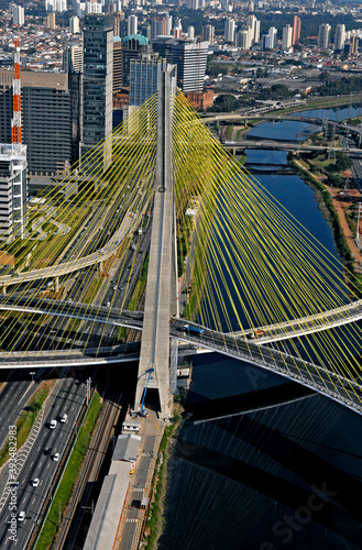 Vista aérea da ponte estaiada e rio Pinheiros. São Paulo. Brasil