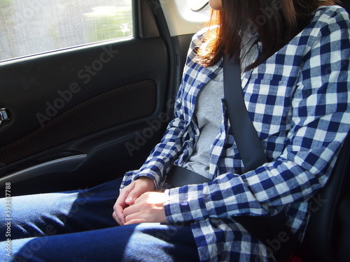 後部座席に座る女性