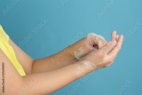 手を洗う子どもの手