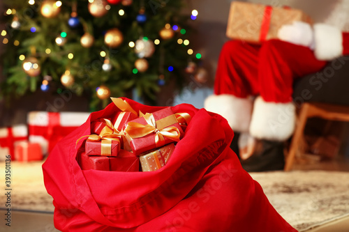 Santa claus delivering chri...