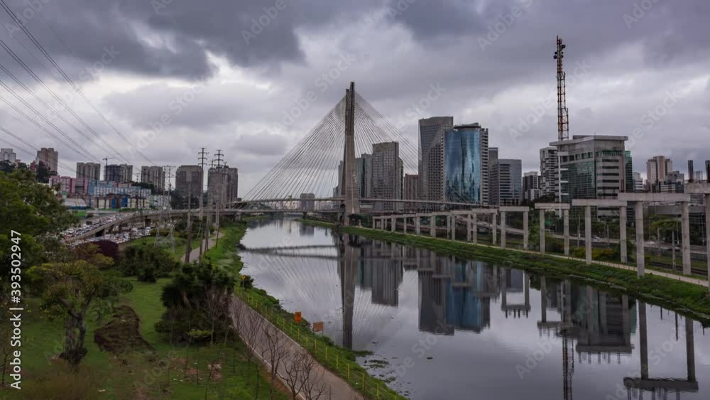 hyper lapse da ponte estaiada sobre o rio da marginal pinheiros na região do Brooklyn na capital de São Paulo