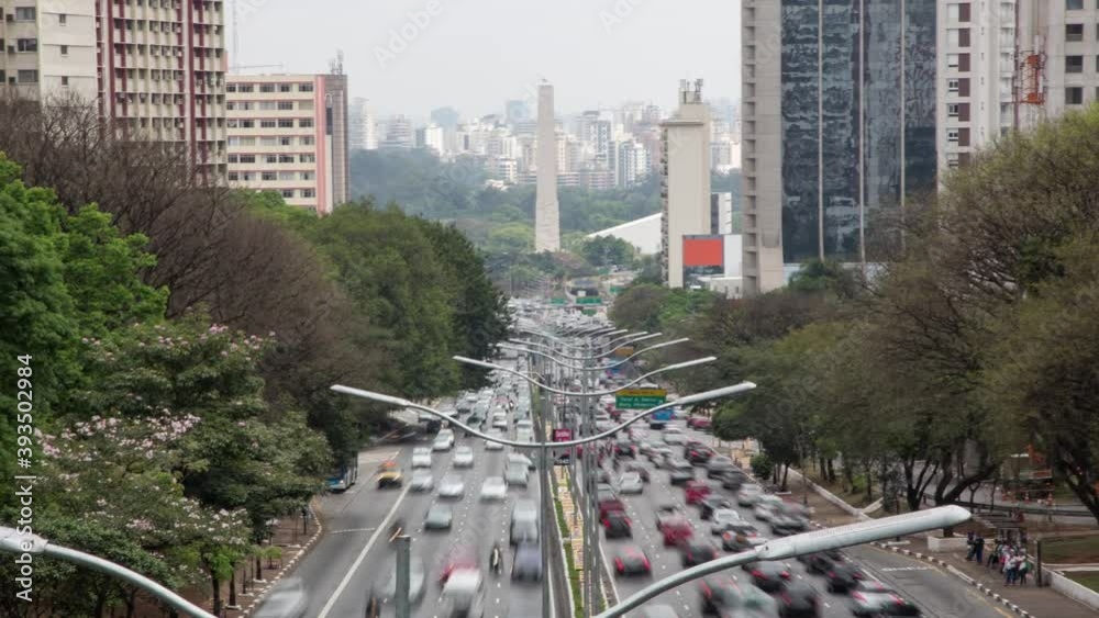 hyper lapse da avenida vinte e três de maio com vista para o Obelisco em frente ao parque ibirapuera
time lapse