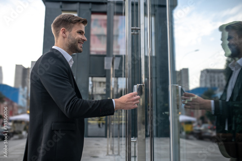 Φωτογραφία Young businessman entering the business center by pass card