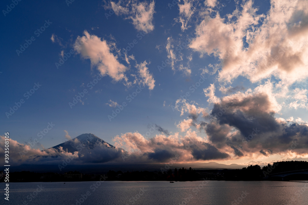 富士山周辺の流れる雲