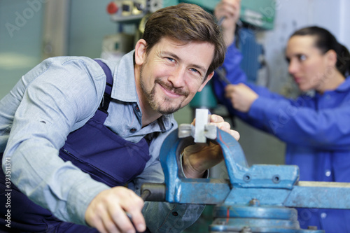 Fotografie metalworker tightening clamp in an engineering workshop
