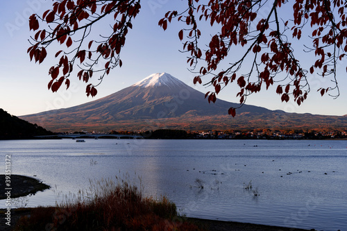 朝の河口湖に映る富士山 © san724