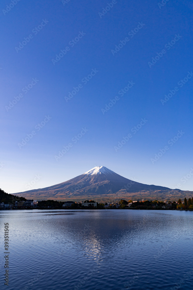 朝の河口湖に映る富士山