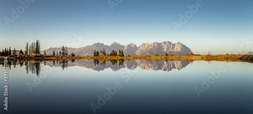 Wilder Kaiser Berge spiegeln sich im See