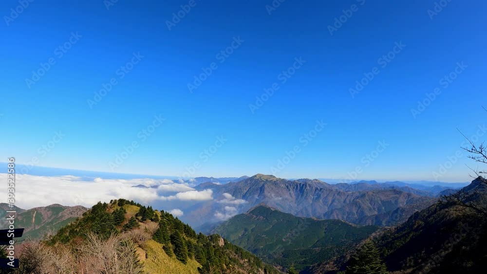 石鎚山登山道から石鎚神社 中宮 成就社、瓶ヶ森方面を2020年11月撮影 石鎚山登山道から石鎚神社 中宮 成就社、瓶ヶ森方面を2020年11月撮影