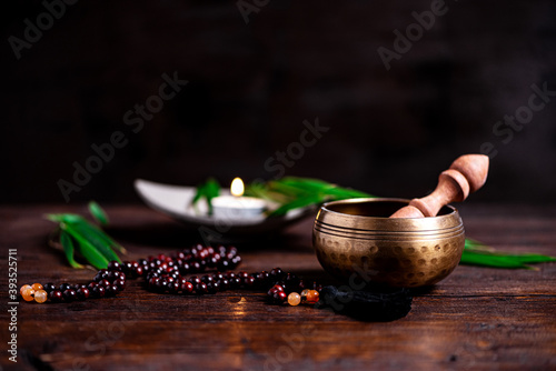 Foto Close-up of a singing bowl and prayer beads (mala) for chanting mantras as a dec
