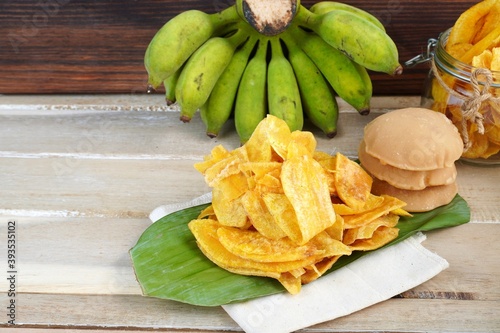 Crispy bananas and fresh bananas are placed on the table. photo