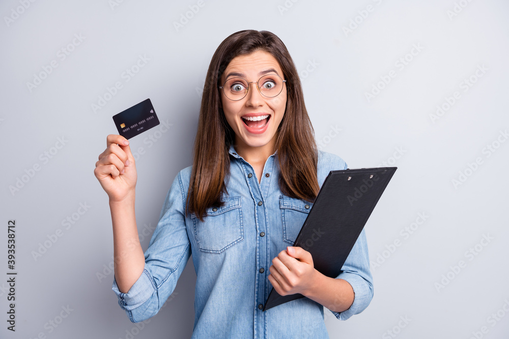 Naklejka premium Photo of astonished lady clip board chart debit card open mouth unexpected isolated on grey color background