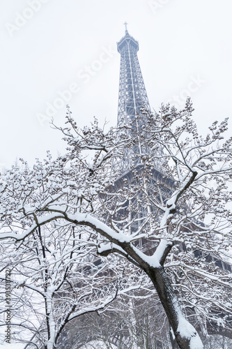 Fototapeta Naklejka Na Ścianę i Meble -  Tour Eiffel enneigé en hiver