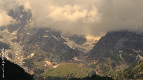 Vista delle cime del Monte Rosa tra le nuvole e raggio di sole