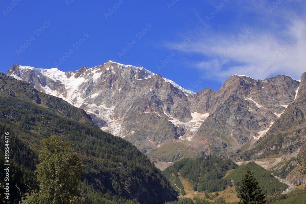 Panorama della parete Est del Monte Rosa con cielo azzurro e nuvola bianca