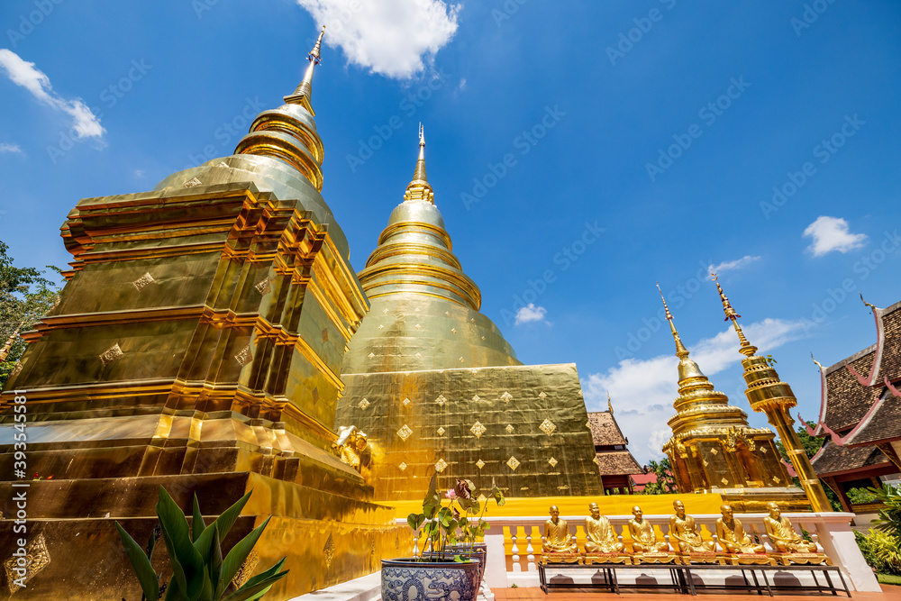 Fototapeta premium Wat Phra Singh Woramahawihan (Gold Temple) in Chiang Mai, Thailand