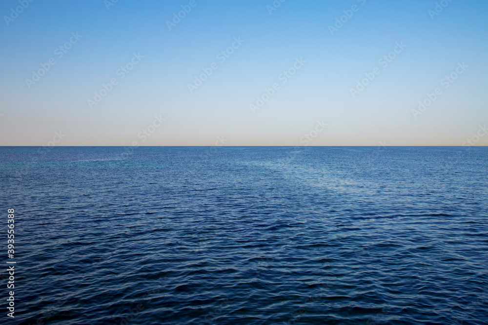 Fototapeta premium Endless seascape with the horizon view