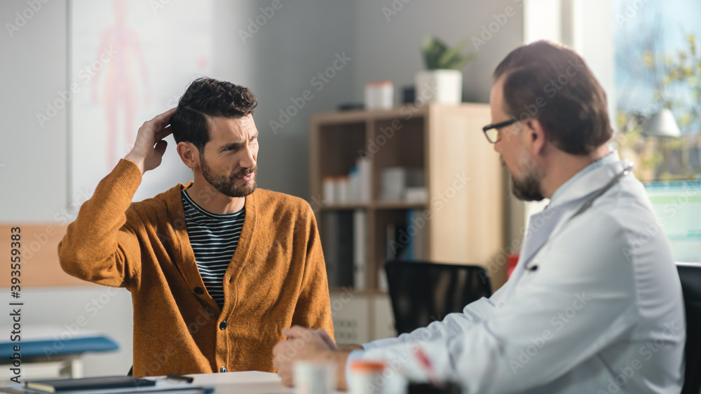 Φωτογραφία Doctor Consultation Office: Male Patient Describes Pain in Back of Head to His Family Physician, Showing Where it Hurts