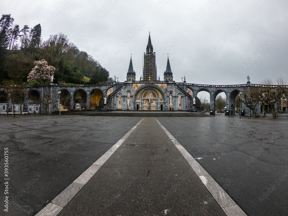 Fototapeta premium The Sanctuaires Notre-Dame de Lourdes in southwestern France. The Basilica of Our Lady of the Rosary (mosaics), the Basilica of the Immaculate Conception and Crypt.